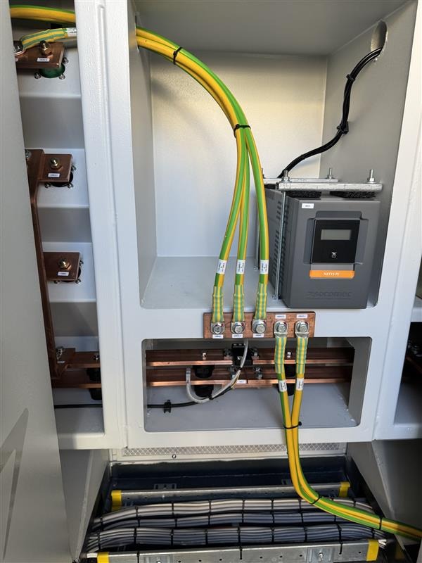 Internal electrical distribution panel