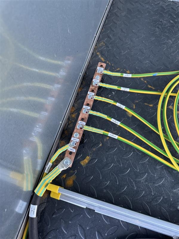 Grounding busbar with bonding cables