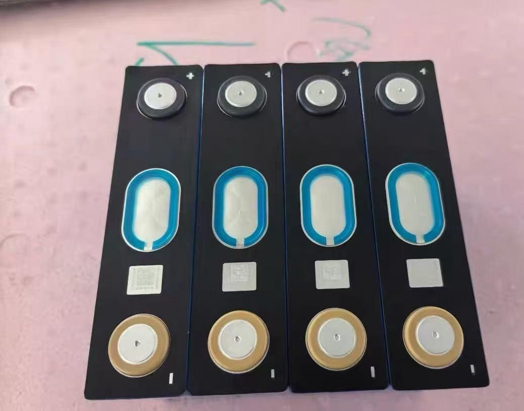 Cells — reverse face (negative terminal top)